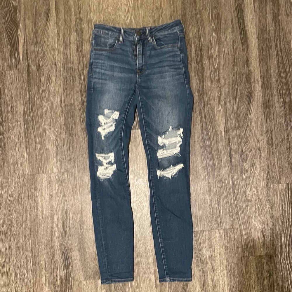 American Eagle Distressed Skinny Jean in 6 long.